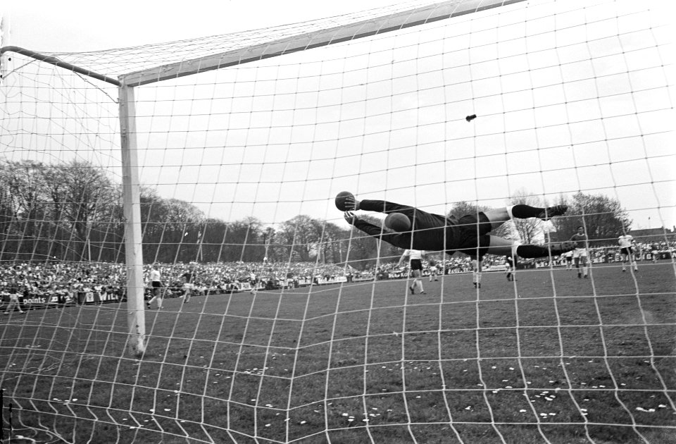 AZ 67 tegen Den Bosch 1-1. Keeper Verstraaten (Den Bosch) grijpt bal met geweldi, Bestanddeelnr 921-2681