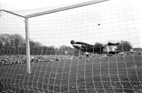 AZ 67 tegen Den Bosch 1-1. Keeper Verstraaten (Den Bosch) grijpt bal met geweldi, Bestanddeelnr 921-2681