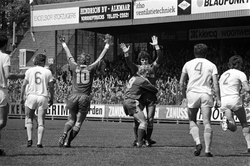AZ67 tegen Den Haag 2-1, Van Hanegem wordt gefeliciteerd door Kist na scoren, Bestanddeelnr 929-1782