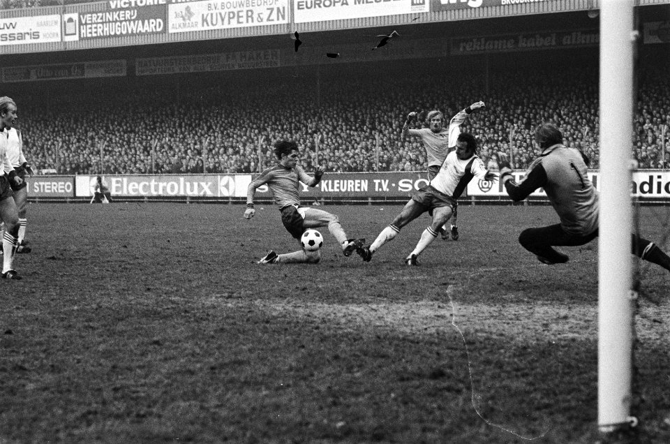 AZ67 tegen Ajax 1-2, Arnesen (l) in duel met Wezel, rech doelman Schrijvers, Bestanddeelnr 930-0388