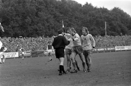 AZ67 tegen Ajax 1-1, scheidsrechter Keizer in discussie met Ajax-spelers, onder , Bestanddeelnr 926-7143