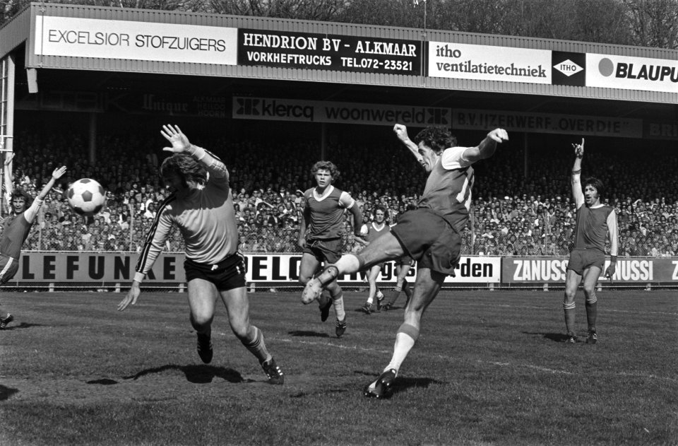 AZ 67 tegen Feijenoord 1-0 Kristensen scoort, maar buitenspel, Bestanddeelnr 928-5300