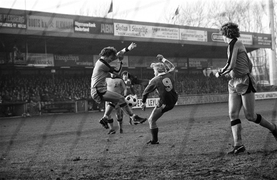 AZ67 tegen Amsterdam 0-0, Kist in duel met Koopman, op achtergrond Van Hanegem, Bestanddeelnr 929-5245