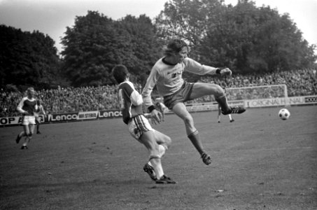 AZ67 tegen Ajax, nummer 11 Haan (rechts, liggend) en sta Kees Kist (links), numm, Bestanddeelnr 926-7158