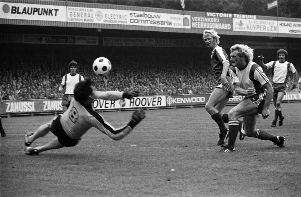 AZ67 tegen Utrecht 4-1, Kees Kist (r) scoort voor AZ, links keeper Istatov, Bestanddeelnr 929-3175