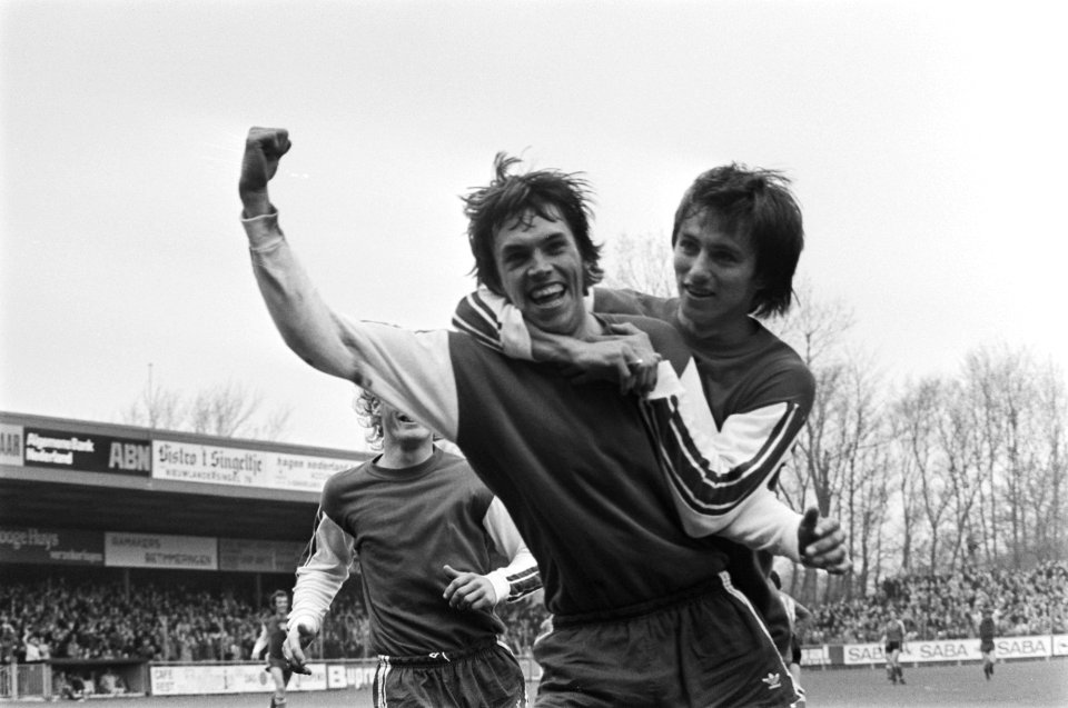 AZ-67 tegen PSV 1-0 juichende Goedhart, rechts Van Marwijk, Bestanddeelnr 928-5539