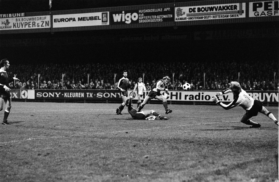 AZ67 tegen FC Utrecht 3-0, Kees Kist van AZ brengt de stand op 3-0, Bestanddeelnr 929-9679