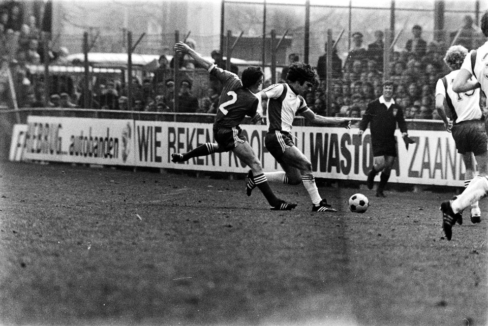 AZ67 tegen PSV 1-1, Van Hanegem in duel met Deijkers, Bestanddeelnr 929-6524