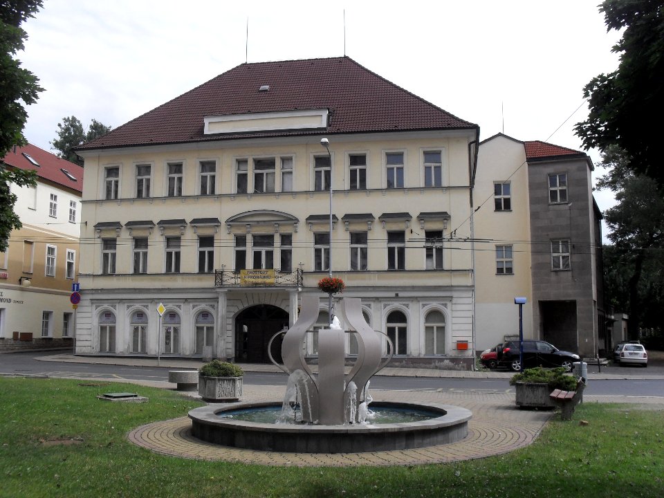 Bývalá budova pošty - celá