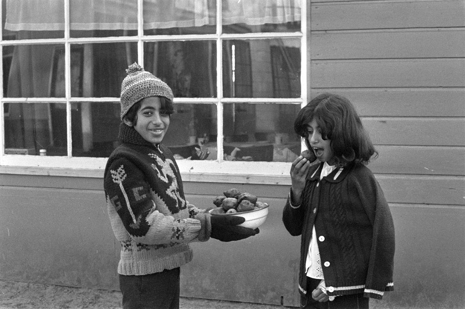 Aziatische Oegandezen in Bennekom met oliebollen, Bestanddeelnr 926-1302