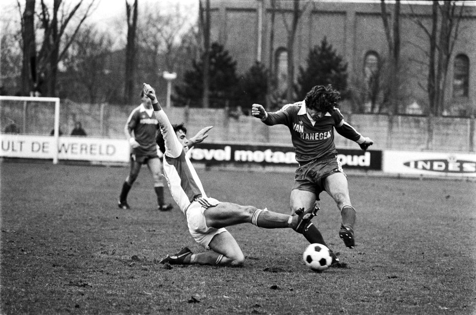AZ67 tegen Spart 1-2, Wim van Hanegem in duel met Balkenstein, Bestanddeelnr 929-6321