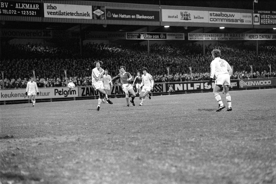 AZ'67 tegen FC Utrecht 2-1, Jonker scoort 2e doelpunt voor AZ, Utrecht-aanvoerde, Bestanddeelnr 931-1793
