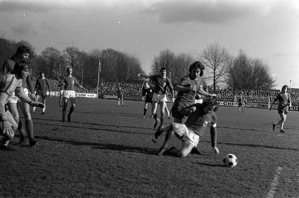 AZ'67 tegen Sparta 1-0, Heijerman in duel met Suurendonk (voorgrond), Bestanddeelnr 926-2449