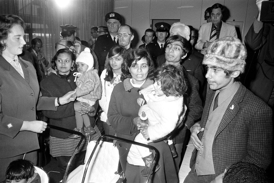 Aziaten die Oeganda uitgewezen zijn op Schiphol, groep Aziaten na aankomst, Bestanddeelnr 926-0502