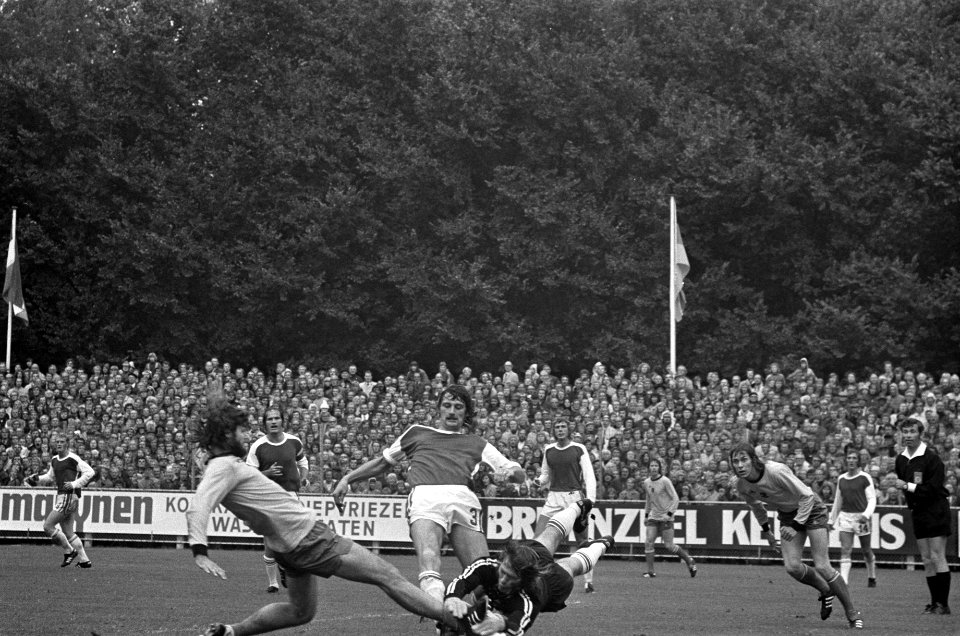 AZ67 tegen Ajax 1-1, Hulshoff (links) in duel met keeper Vooys, midden Kabel, Bestanddeelnr 926-7142
