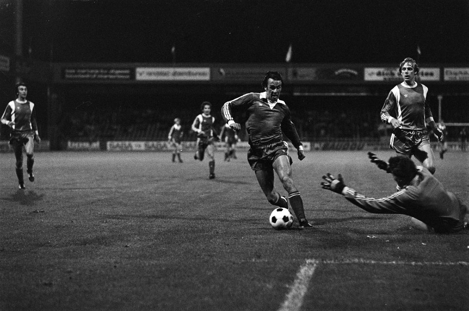 AZ'67 tegen Vitesse 0-2, Ressel wordt gestopt door keeper Nijhuis, Bestanddeelnr 929-8828