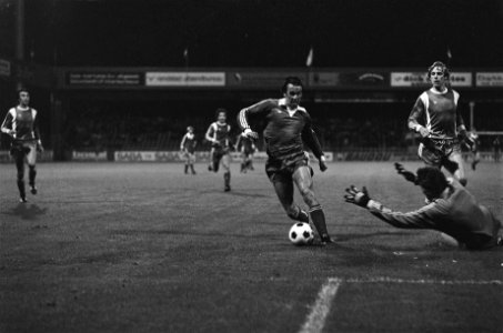 AZ'67 tegen Vitesse 0-2, Ressel wordt gestopt door keeper Nijhuis, Bestanddeelnr 929-8828