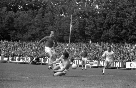 AZ'67 tegen Vitesse 2-0. Keeper Van der Zwaard (Vitesse) in duel met Piet Ouderl, Bestanddeelnr 921-4219