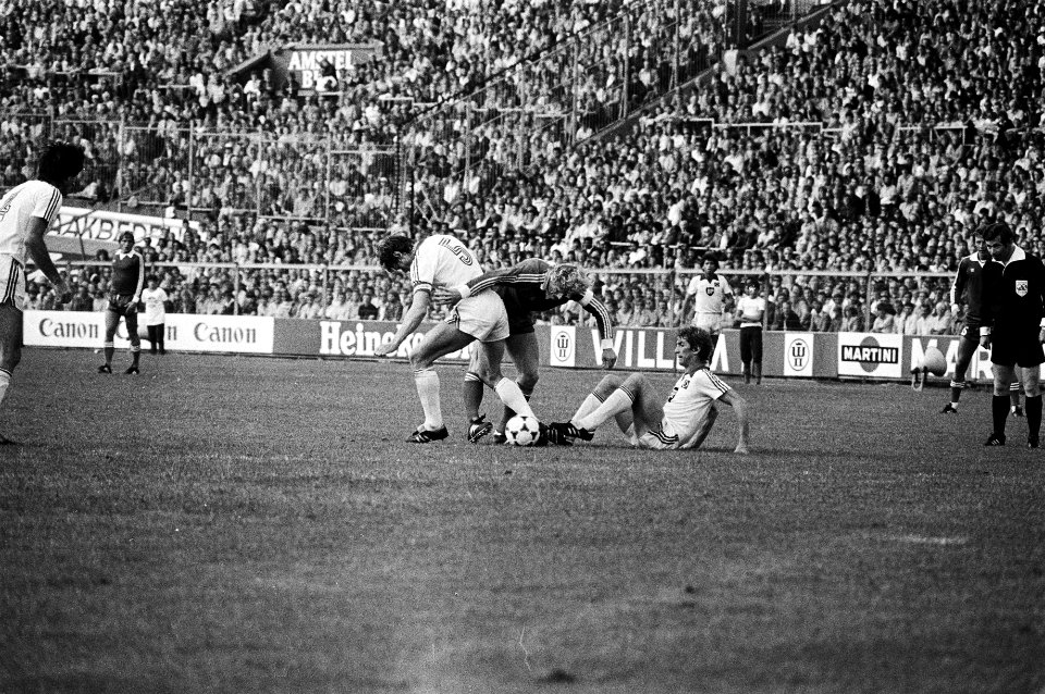 AZ ´67 tegen HSV Hamburg Kist (midden) in de mangel tussen HSV verdedigers, Bestanddeelnr 930-3850