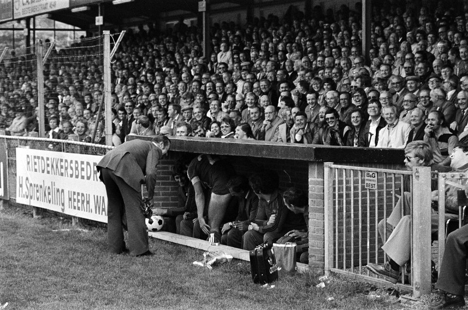 AZ67 tegen Volendam 1-1, Van Hanegem verwisselt in dug-out gescheurde broek voor, Bestanddeelnr 929-3067