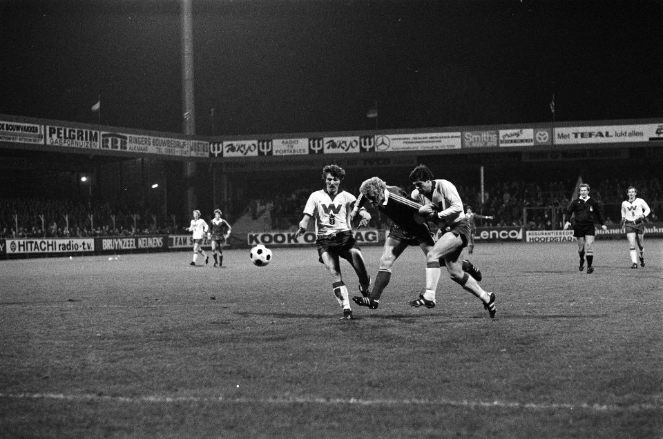 AZ67 tegen Wageningen 4-1 (KNVB-beker) Kist (midden) wordt afgestopt door Van d, Bestanddeelnr 930-0028