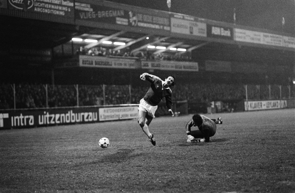 AZ67 tegen Sparta 3-2, spartadoelman Formannoy heeft Wetzl (l) laten vallen, AZ krijgt penalty, Bestanddeelnr 931-3742
