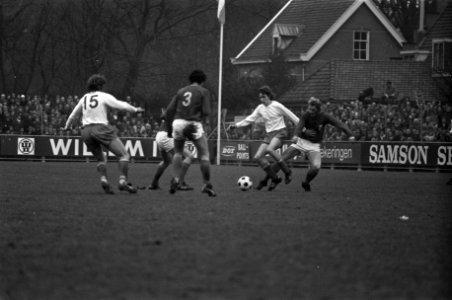 AZ67 tegen Ajax 0-5, Arnold Mühren (midden) in aktie, Bestanddeelnr 926-1434