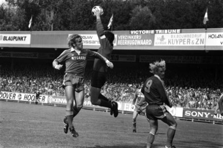 AZ67 tegen NAC, Nijgaard (l) en Kist (r) in duel met doelman De Jong, Bestanddeelnr 929-3522