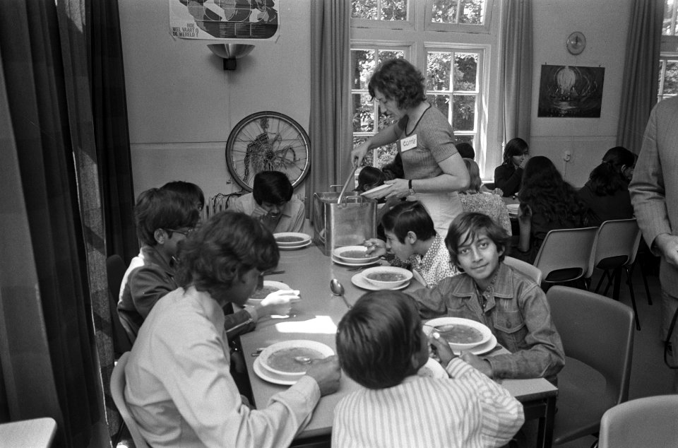 Aziatische kinderen uit Oeganda (die nu in Nederland wonen op vakantie in Huizen, Bestanddeelnr 926-5656