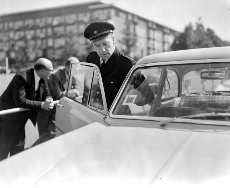 Autokeuringen op het Stadionplein. Vlaggetje wordt opgeplakt, Bestanddeelnr 912-6156