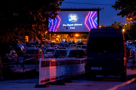 Autokino in Tübingen kurz vor Filmbeginn