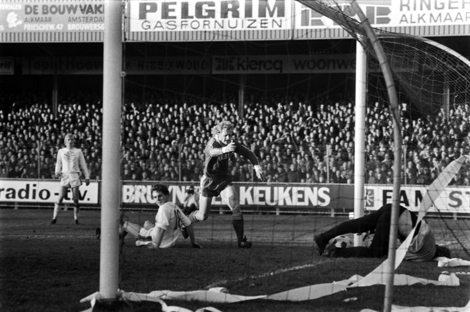 AZ-aanvaller Kees Kist scoort de 4-0 voor zijn club, Bestanddeelnr 929-1165