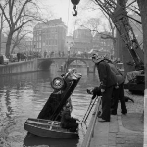 Auto in Leidsegracht van dokter De Groot , de auto van dokter De Groot tijdens h, Bestanddeelnr 915-9340