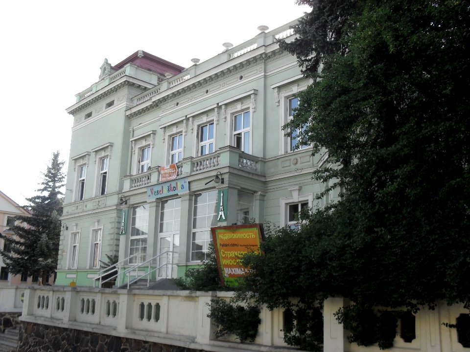 Bývalá školka a Bar Paříž poblíž nádražá