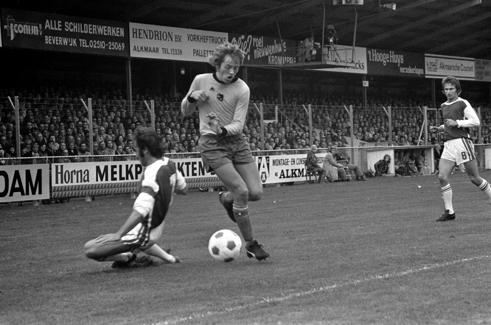 AZ67 tegen Ajax, nummer 17 Arie Haan in aktie, Bestanddeelnr 926-7159