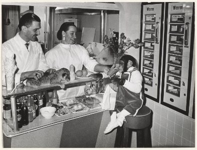 Automatieksnackbar Gierstraat 62. Eigenaar Bart van 't Nederland () krijgt dieren van circus Boltini op bezoek. NL-HlmNHA 54004439