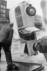 Auto in Sloterkade te Amsterdam. De auto wordt uit het water gevist, Bestanddeelnr 915-4827