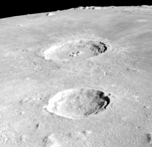 Autolycus crater Aristillus crater AS15-M-1538