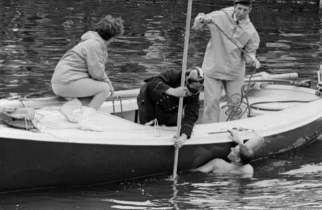 Auto in Sloterkade te Amsterdam. Een brandweer tracht onder water bij de auto te, Bestanddeelnr 915-4828