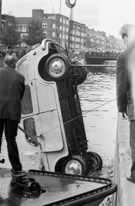Auto in Sloterkade te Amsterdam. Een brandweer tracht onder water bij de auto te, Bestanddeelnr 915-4829