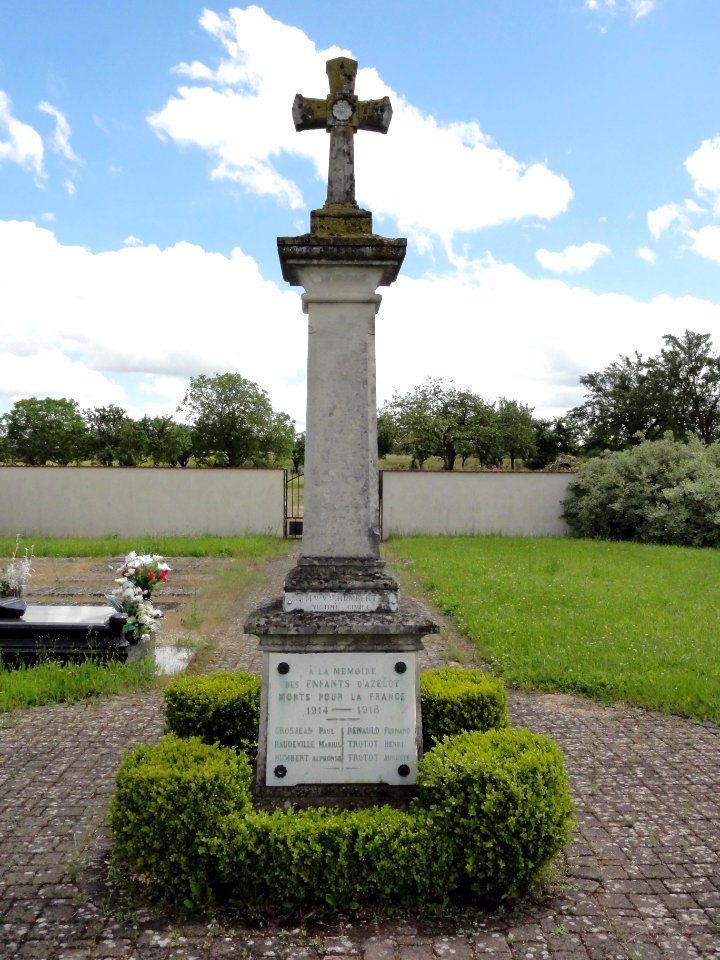 Azelot (M-et-M) monument aux morts, croix de cimetière