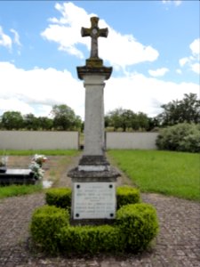 Azelot (M-et-M) monument aux morts, croix de cimetière
