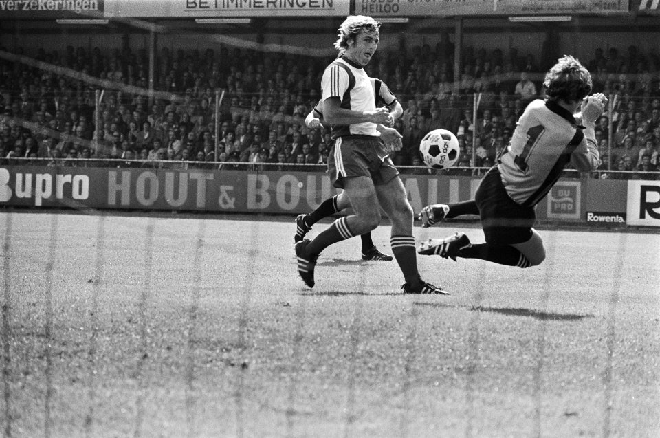 AZ'67 tegen Vitesse 4-0, Nygaard scoort 1-0, keeper Dick Beukhof is kansloos, Bestanddeelnr 929-3342