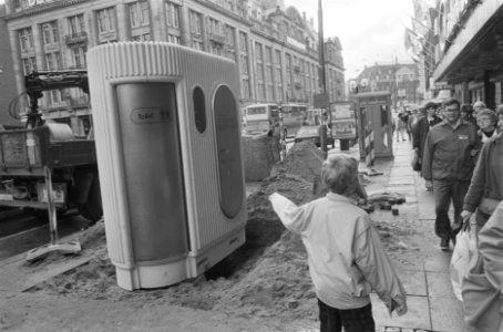 Automatisch reinigend toilet Sanisatte geplaatst op Damrak, Bestanddeelnr 934-0971
