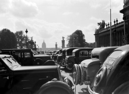 Auto's voor het Grand Palais, in het verlengde van Pont Alexandre III, Bestanddeelnr 191-0381
