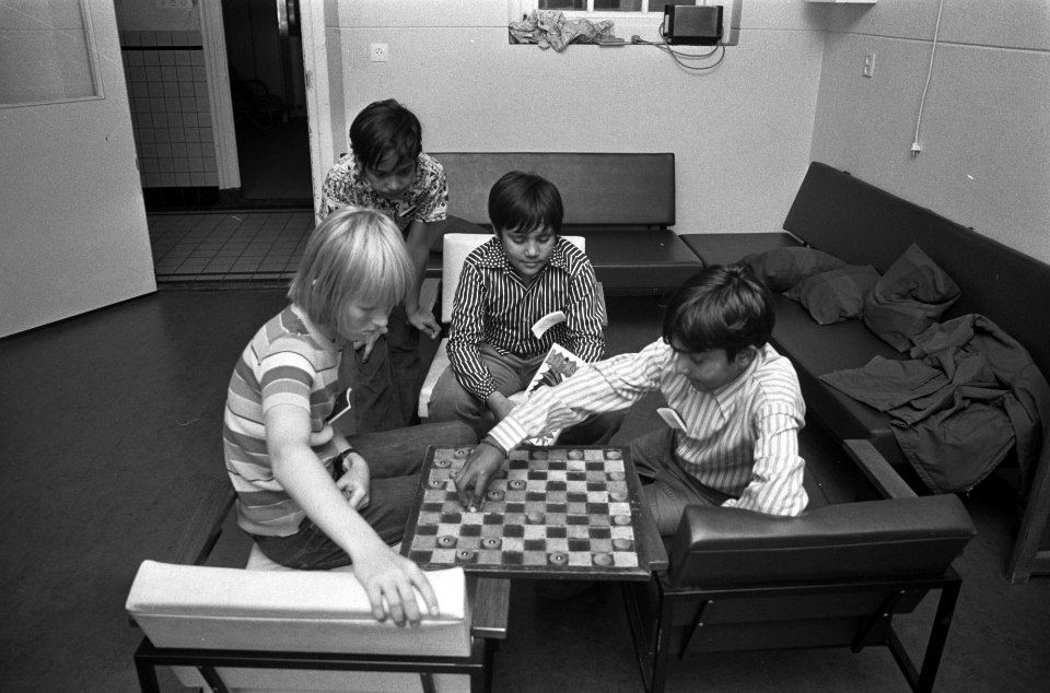 Aziatische kinderen uit Oeganda (die nu in Nederland wonen op vakantie in Huizen, Bestanddeelnr 926-5659