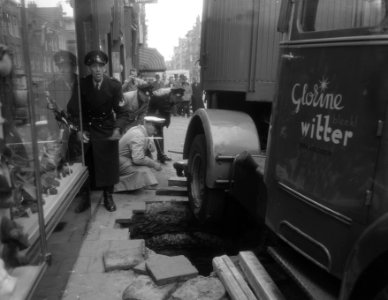 Auto door wegdek Haarlemmerstraat gezakt, Bestanddeelnr 906-4344