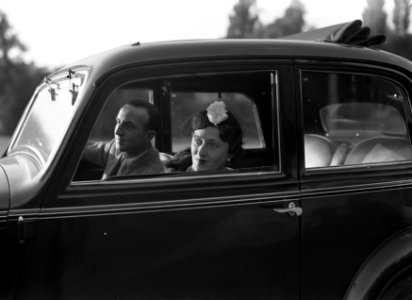 Auto, met vermoedelijk de heer Fustinoni en mevrouw Lienhardt, Bestanddeelnr 191-0397