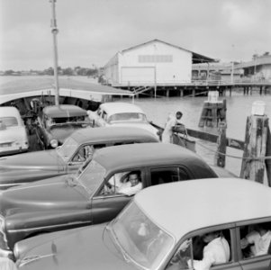 Auto's op een pont in Suriname, Bestanddeelnr 252-2609