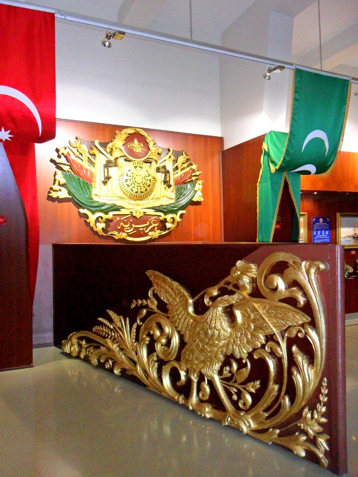 Aziziye fırkateyni kıç süslemesi ve arması